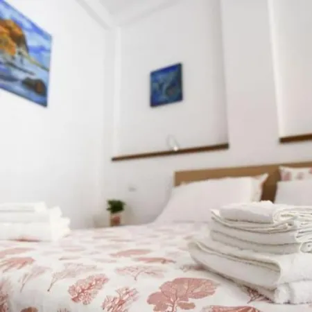 Granello Di Sabbia - Chianalea Di * Scilla